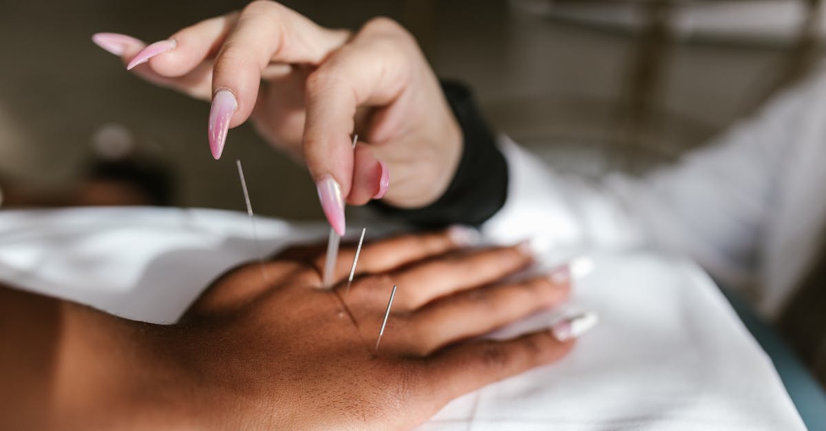 découvrez l'acupression, une technique de médecine traditionnelle qui vise à soulager les douleurs et à promouvoir le bien-être en stimulant des points spécifiques du corps. apprenez comment cette approche naturelle peut améliorer votre santé physique et émotionnelle.