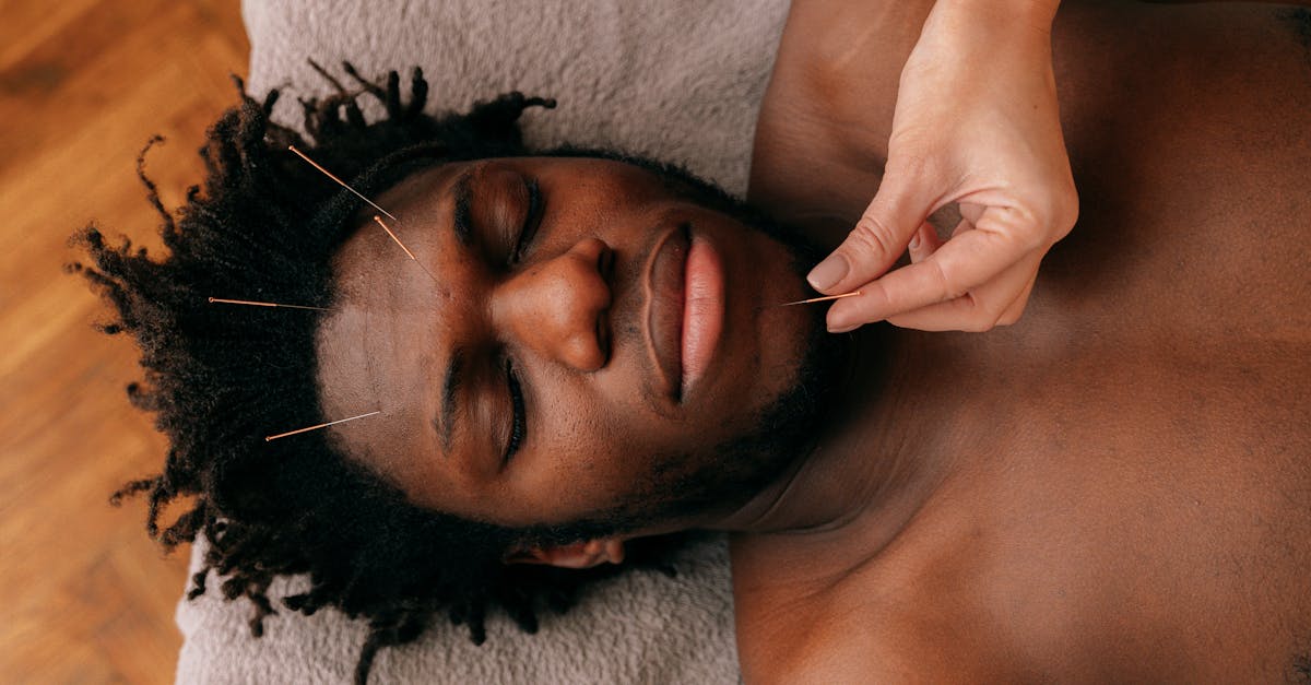 découvrez l'acupression, une technique millénaire qui utilise des pressions sur des points précis du corps pour soulager le stress, apaiser les douleurs et favoriser un bien-être global. explorez ses bienfaits et apprenez à l'intégrer dans votre routine de santé.