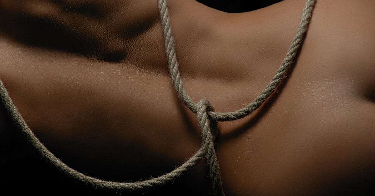 découvrez l'univers fascinant du bdsm : une exploration des pratiques, des relations consensuelles et des dynamiques de pouvoir. apprenez-en davantage sur les aspects psychologiques et émotionnels, ainsi que sur les règles de sécurité essentielles pour une expérience enrichissante.