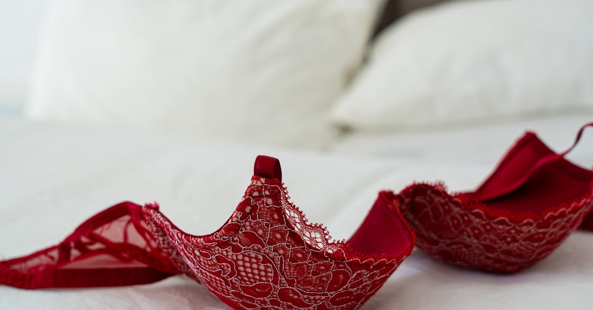 découvrez notre sélection de lingerie bdsm alliant élégance et provocation. explorez des ensembles audacieux qui séduisent et libèrent vos fantasmes. parfait pour pimenter vos soirées et éveiller vos sens.