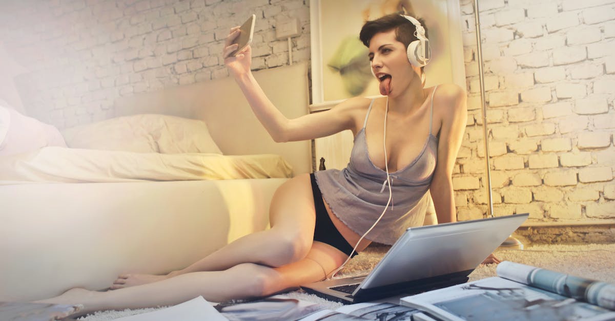 découvrez notre collection de lingerie sexy qui allie élégance et sensualité. éveillez vos désirs avec des modèles raffinés, conçus pour sublimer votre silhouette et réveiller votre confiance. explorez des tissus délicats et des coupes audacieuses pour des moments inoubliables.