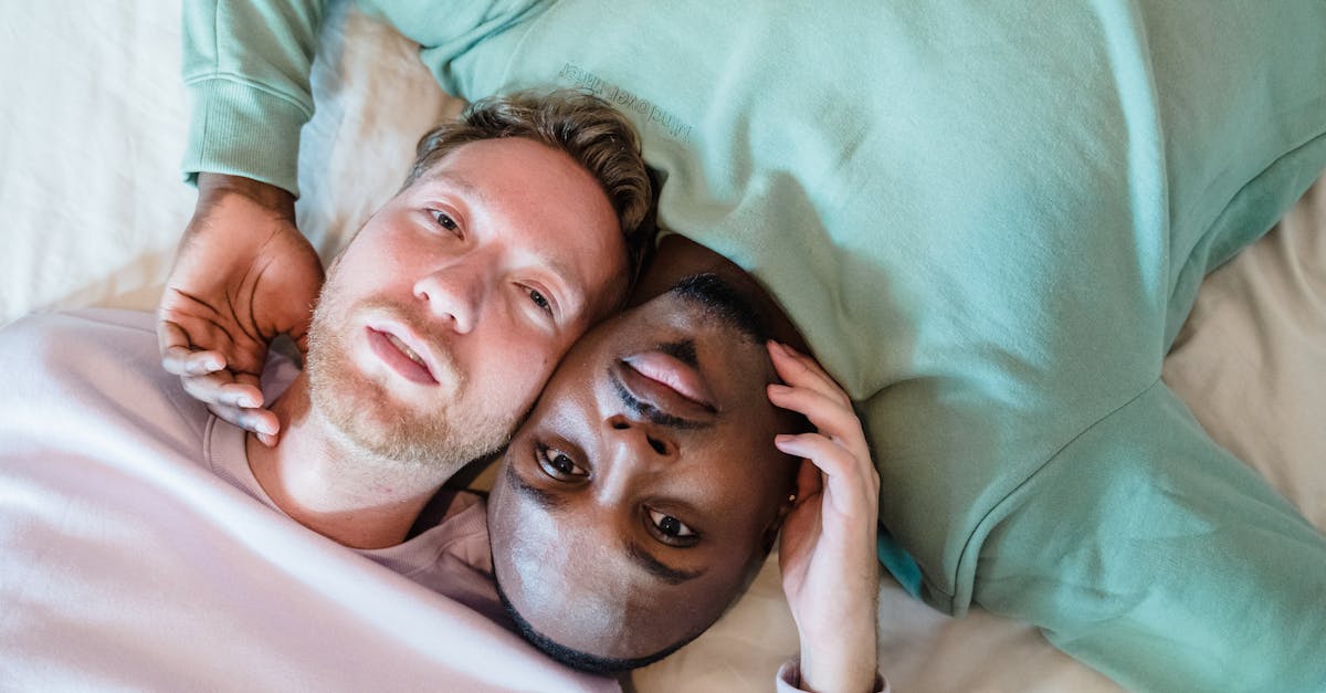 découvrez le bdsm : pratiques, règles de sécurité, consentement et conseils pour explorer cette sexualité alternative dans le respect, la confiance et le plaisir des partenaires.