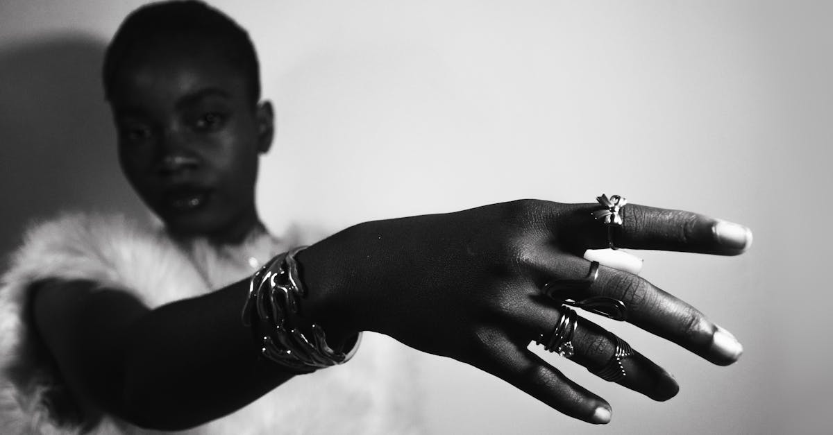 découvrez une sélection variée d’accessoires bdsm pour tous les niveaux : menottes, fouets, colliers et autres équipements pour explorer vos fantasmes en toute sécurité et plaisir.