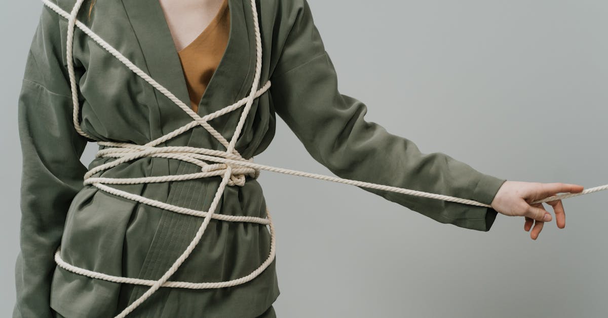 découvrez l'univers du bondage, une pratique bdsm mêlant jeux de cordes, confiance et sensualité. guide, conseils de sécurité et techniques pour débutants et initiés.