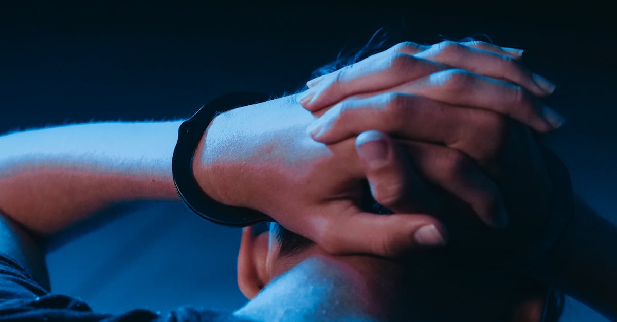 découvrez le bondage, une pratique érotique basée sur l’attache et la contrainte, explorant la confiance et l’esthétique dans le respect du consentement et de la sécurité.