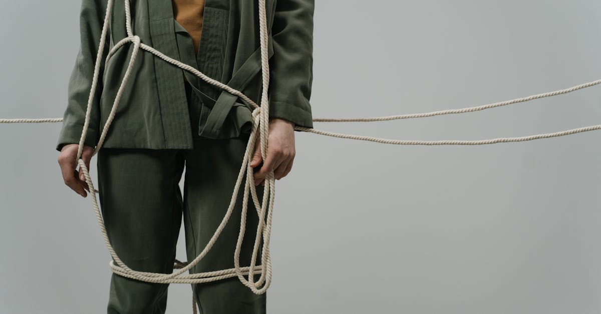 découvrez l'univers du bondage : pratiques, conseils de sécurité, accessoires indispensables et initiation à cet art sensuel pour explorer vos fantasmes en toute confiance.