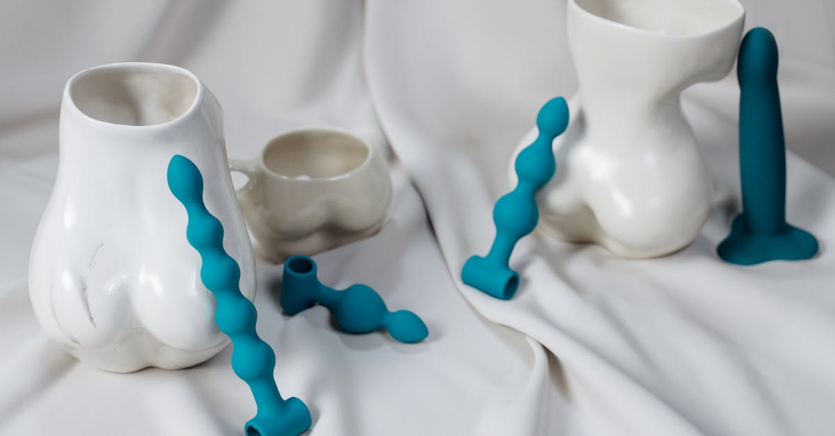 découvrez tout ce qu'il faut savoir sur les dildos : conseils d’utilisation, choix des matériaux, différences avec d'autres sextoys et astuces pour une expérience sécurisée et agréable.