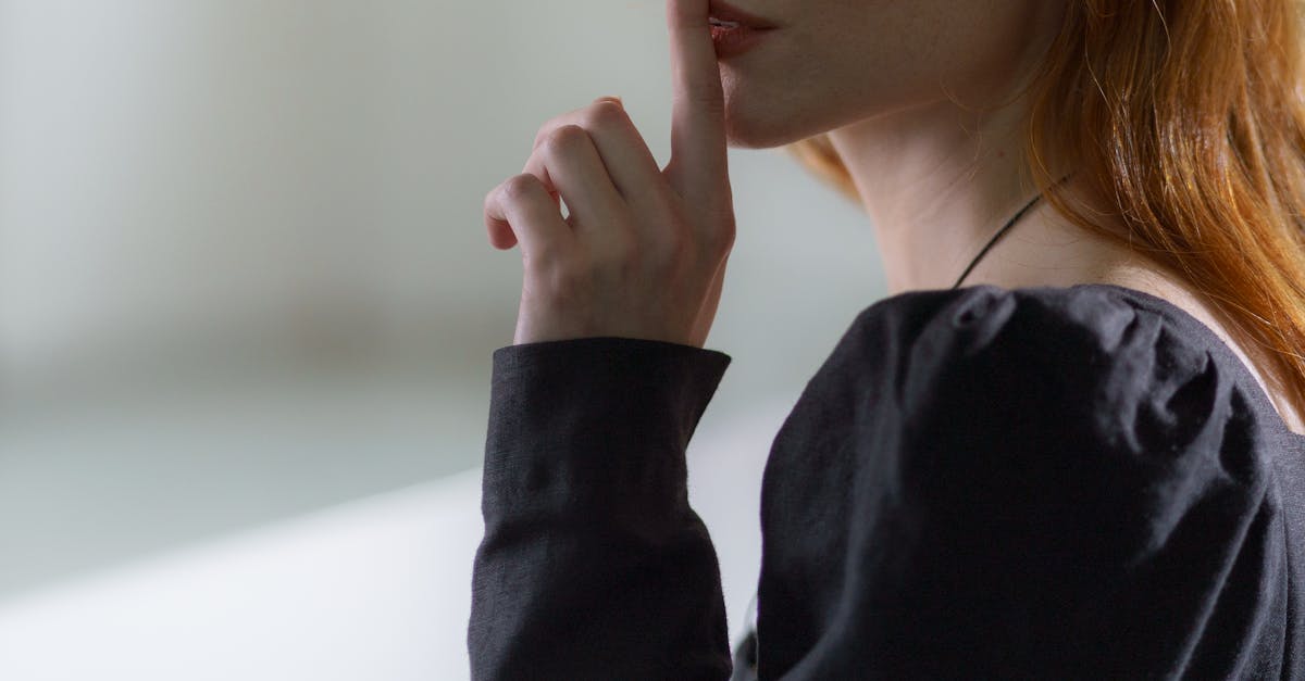 découvrez comment rester discret dans toutes les situations : conseils, astuces et bonnes pratiques pour préserver votre vie privée et agir en toute discrétion au quotidien.