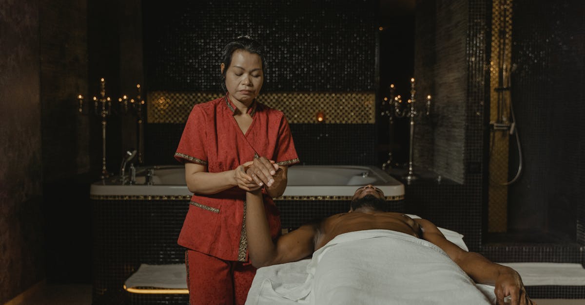 découvrez les bougies de massage érotiques : alliez sensualité et bien-être grâce à une cire chaude qui se transforme en huile de massage pour des moments intimes inoubliables.