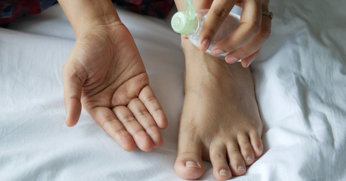 découvrez notre huile de massage érotique : une texture soyeuse et des senteurs envoûtantes pour des moments de plaisir et de sensualité à deux. idéale pour réveiller les sens et sublimer votre intimité.