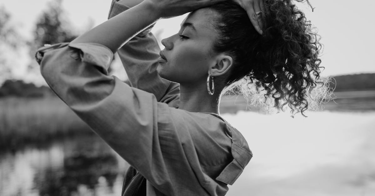 découvrez la signification et l'importance de la sensualité, ainsi que ses différentes formes d'expression dans la vie quotidienne, pour un épanouissement personnel et des relations plus harmonieuses.